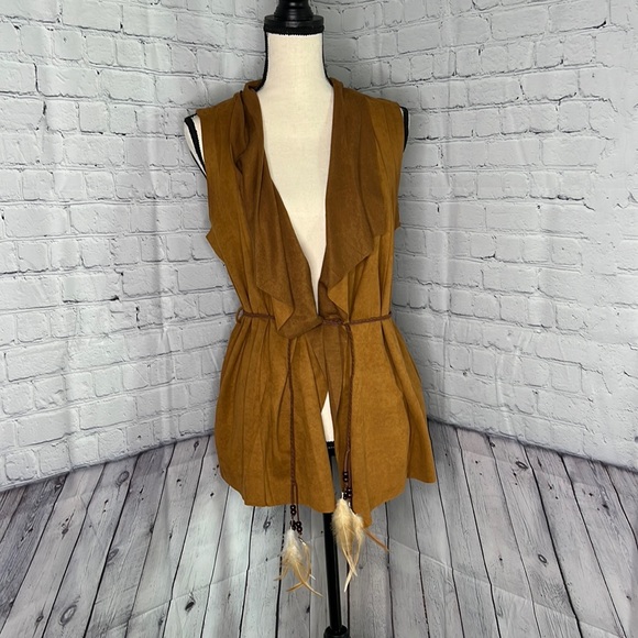 (Sold) Love Riche Faux Talia Vest with Feathers - Picture 3 of 8